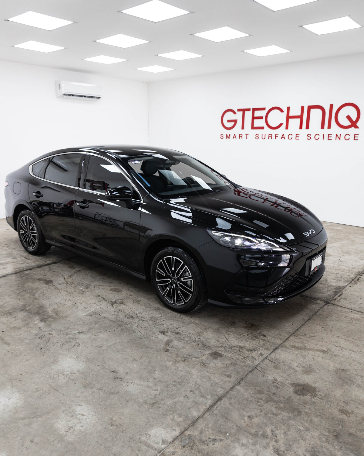 Automóvil moderno negro en el taller de Kéfer Detailing